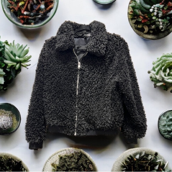 H&M Jackets & Blazers - 🐧Black Jacket soft faux fur, collar, zip-up, & side pockets. Ribbed cuffs & hem